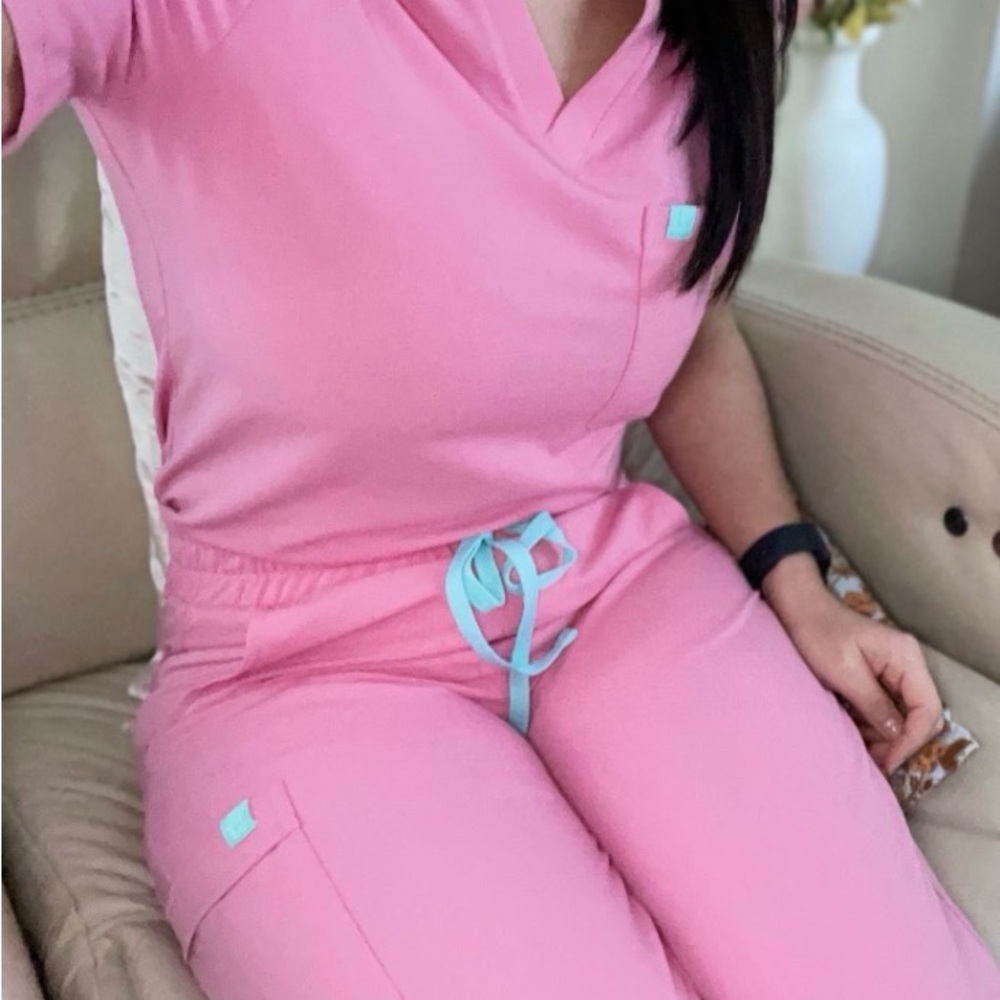 Pink Medical Scrub Set              Garde malade
